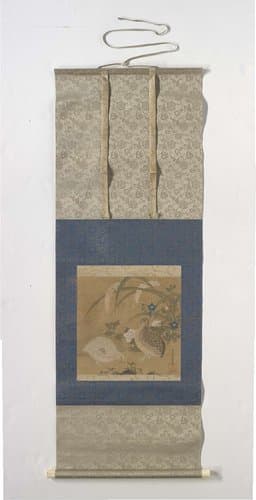 Kwartels met een krekel, gierst en bloemen