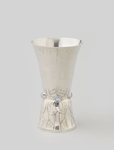 Bekervaas van zilver met maanstenen