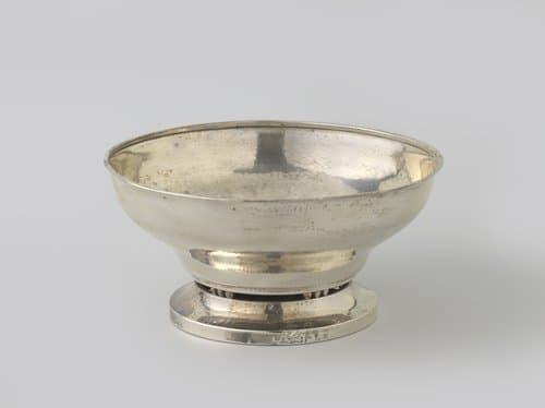 Vruchtenschaal van zilver, rond, met voet die van de schaal wordt gescheiden door drie maal vijf bollen.