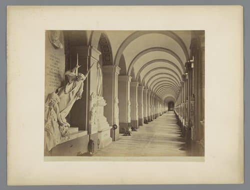 Grafmonumenten in een galerij in het Camposanto te Genua, Italië