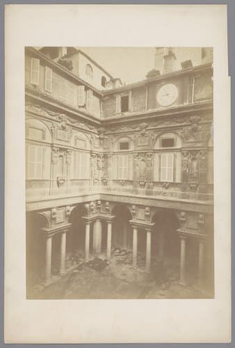 Gezicht op een binnenplaats, vermoedelijk in Italië