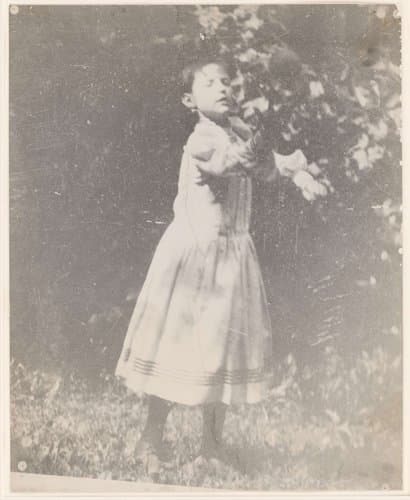 Portret van een meisje dat met een bal speelt