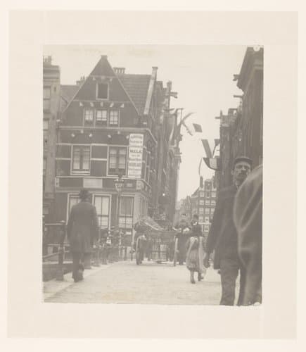 Gezicht op de Gasthuismolensteeg op de  hoek van de Herengracht in Amsterdam