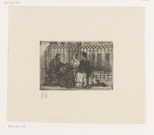 Twee vrouwen en een man zittend op een bank voor een hek