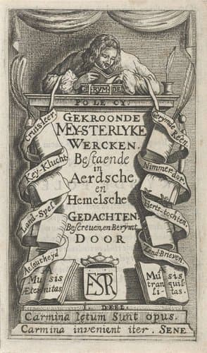 Everhard Meyster lezend achter een bureau