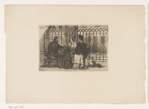 Twee vrouwen en een man zittend op een bank voor een hek