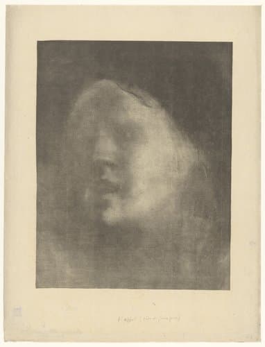 Gezicht van een sprekende jonge vrouw