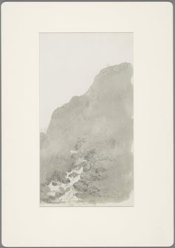 Bergbeek gezien tegen het egale grijs van een bergrug