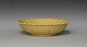 Chrysanthemum-Shaped Dish by Seifū Yohei IV (Japanese, 1872–1951)