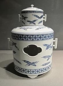 丁子風炉　平戸焼|Clove Boiler with Feathers  by Unknown Artist