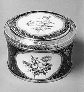 Snuffbox by Imperial Porcelain Manufactory 