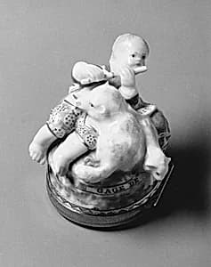 Snuffbox or patchbox by Chelsea Porcelain Manufactory