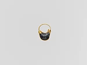 Gold and lapis-lazuli boat-shaped earring by Unknown Artist