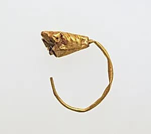 Gold earring by Unknown Artist