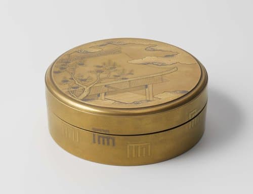 Ronde doos met daarin acht kleine ronde doosjes by anonymous