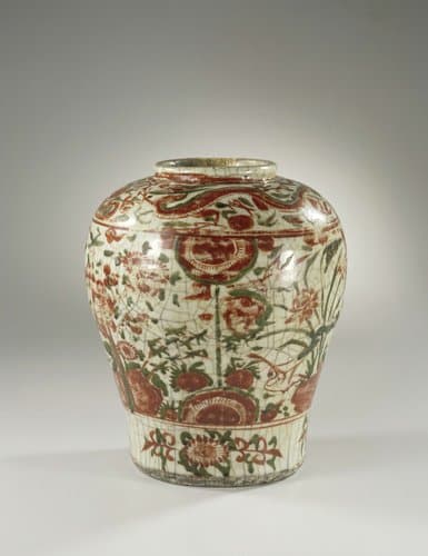Balustervormige pot met draken, bloeiende planten en bloemranken by anonymous