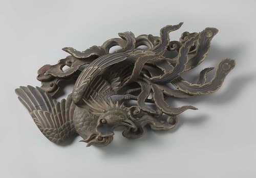 Phoenix van gepolyhromeerd houtsnijwerk by anonymous
