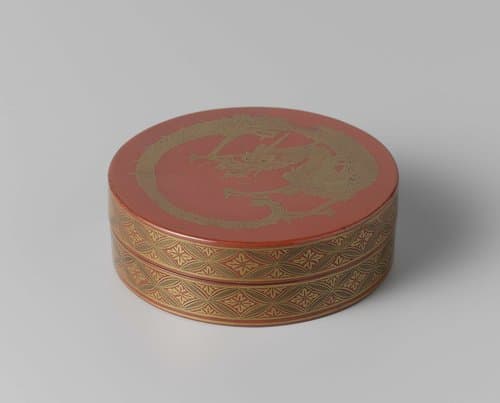 Ronde rode lakdoos, met draak in goudlak by anonymous