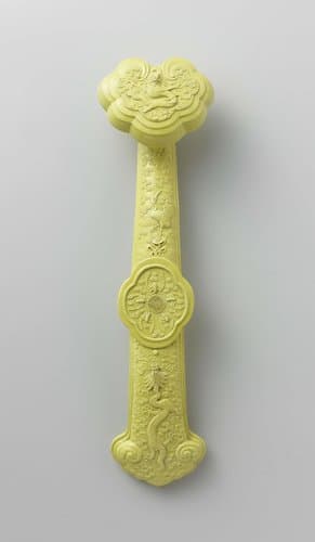 Gele ruyi-scepter met draken, vleermuizen en een kraanvogel by anonymous