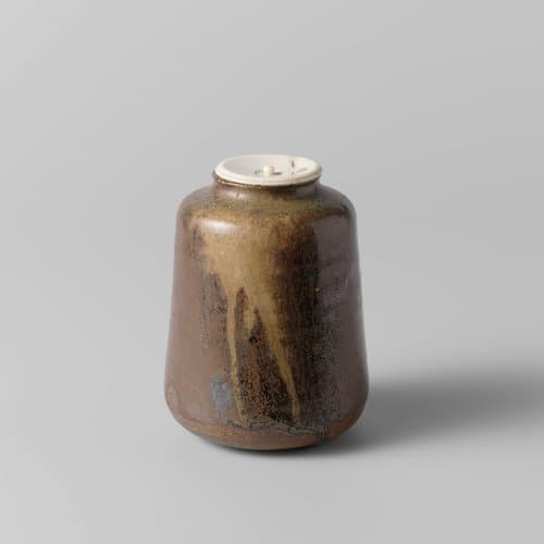 Stoftheebus met een goudbruin glazuur by anonymous; anonymous
