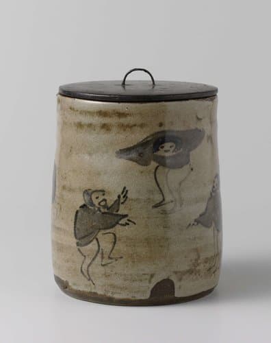 Waterpot met vijf dansende personen en opschriften by anonymous; anonymous