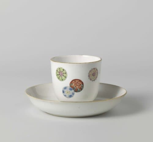 Kop en schotel met losse, gestileerde bloemen by anonymous