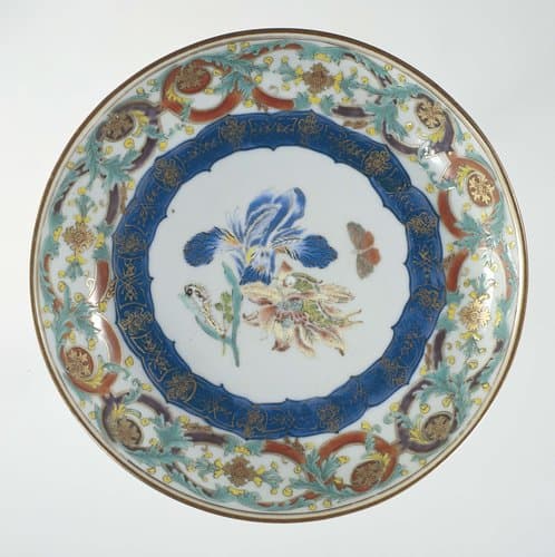 Schaal met bloemen, insecten en decoratieve banden by anonymous