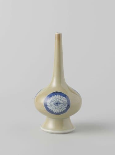 Rozenwater druppelaar of puntfles met café-au-lait en chrysanten by anonymous