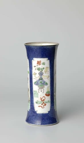 Bekervaas met bleu poudré, bloemtakken, antiquiteiten en kostbaarheden by anonymous