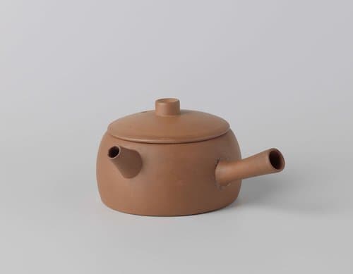 Theepot van rood steengoed by anonymous