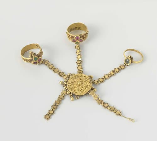 Paar handsieraden met ringen (hathiphul) by anonymous