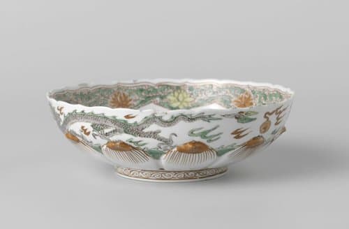 Kom in lotusvorm met draken, parels en bloemen by anonymous