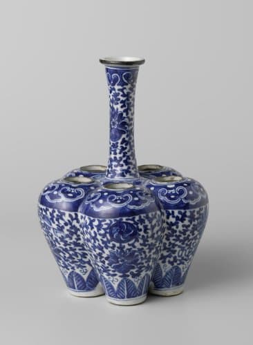Gelobde vaas met bloemranken en gelukssymbolen by anonymous