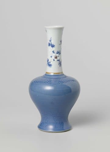 Flesvormige vaas met bleu poudré en een prunustak by anonymous