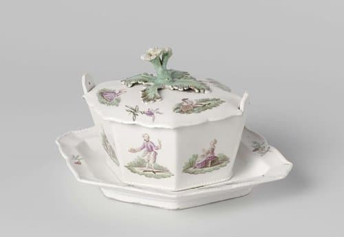 Botervloot, zeskantig, met deksel en onderschotel, beschilderd in paars met galante figuren. by Weesper porseleinfabriek