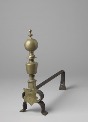 Haardijzer met een versiering bestaande uit een schild, een conische baluster en een bol by anonymous
