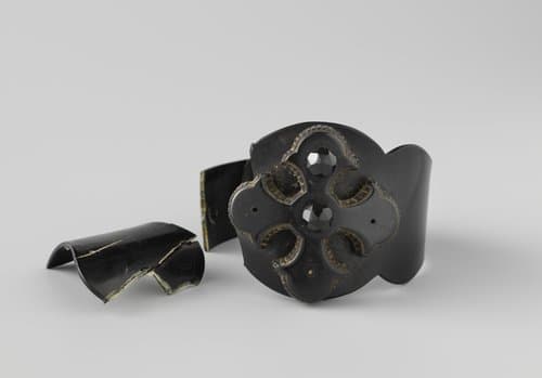 Armband van balein, breed van voren en enigszins gegolfd. Op bovenkant een Grieks kruis; versierd met gitten by Unknown Artist