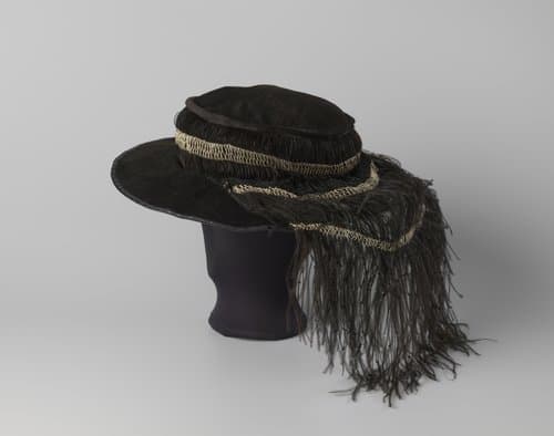 Hoed van zwart fluweel met band van stuisvogelveren by Madame Haggelin Hilletard
