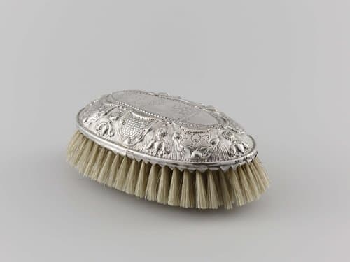 Borstel met ovale rug van zilver by Florianus van der Hoeff