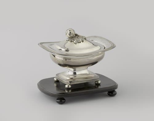 Tabakspot met deksel van zilver, met hoge voet op blad van ebbenhout. Dekselknop in de vorm van vruchtenblad. by J. Lang en C. Koops