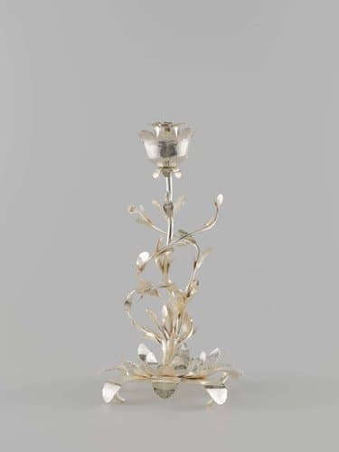 Kandelaar van zilver met stam in de vorm van een kronkelende boomstam met drie slingerende takken met ovaal blad en kaarsenhouder in bloemkroon. by Jan Kemaer