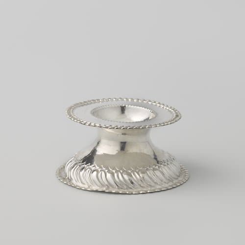 Zoutvat van zilver met hooggewelfde voet omgeven door een krans van knorren by Andries van Weggelen