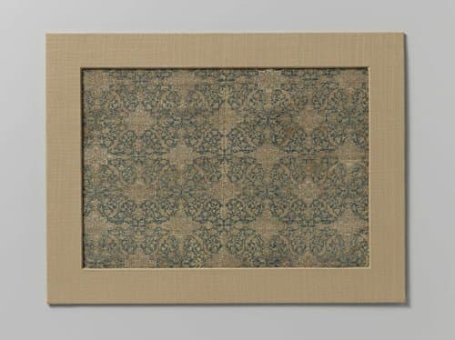 Fragment blauw zijdeweefsel met bladmotieven in ojiefvormen by anonymous