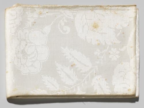 Servet met bloempatroon en rasterwerk by anonymous