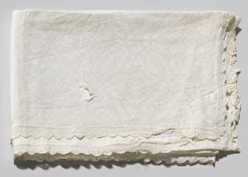 Servet met groot kruiswerk-  en ganzenoogpatroon en langs de randen afgezet met geschulpte kloskant by Unknown Artist