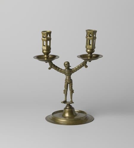 Twee-armige kandelaar met een figuur van een landsknecht by anonymous