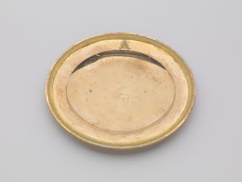 Bord van verguld zilver, met palmetrand. Op het plat het gegraveerde wapen Potemkin. by anonymous