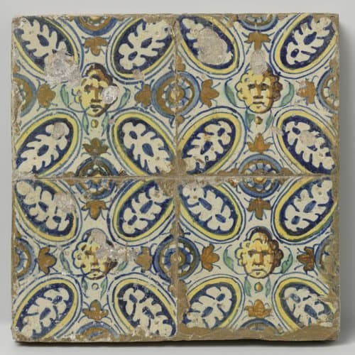 Veld van vier tegels met maskers by anonymous