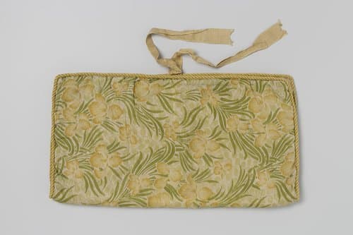 Sachet van pongé-zijde bedrukt met gele en groene blad- en bloemmotieven, gevoerd met crèmekleurige satijn, afgezet met geel zijden koord by anonymous
