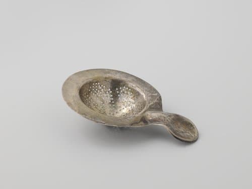 Theezeef van zilver, rond, met brede gladde rand en korte steel met duimdeuk by anonymous